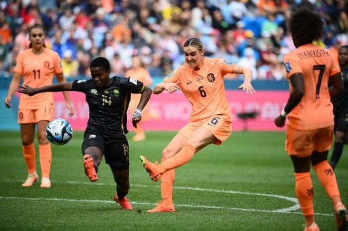 Gelandang Belanda, Jill Roord, melepaskan tembakan dalam laga babak 16 besar Piala Dunia Wanita 2023 melawan Afrika Selatan, Minggu (6/8/2023) di Sydney.