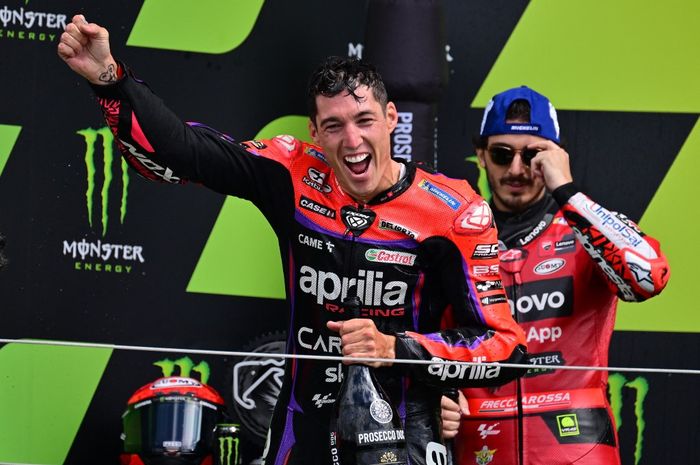 Pembalap Aprilia, Aleix Espargaro (depan) merayakan kemenangannya di MotoGP Inggris 2023, di mana Francesco Bagnaia (belakang) sendiri finis posisi ke-2.