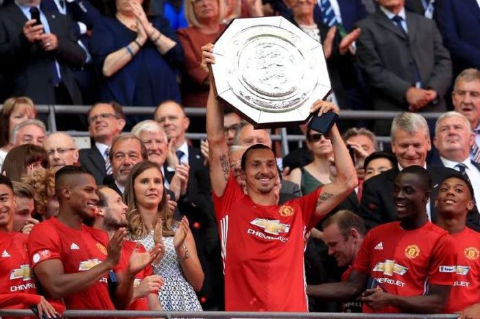 Zlatan Ibrahimovic mengangkat trofi Community Shield setelah membantu Manchester United mengalahkan Leicester 2-1 di Wembley pada 2016.