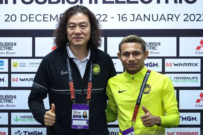 Pelatih Timnas Malaysia, Kim Pan-gon (kiri), bersama anak asuhnya Faisal Halim.