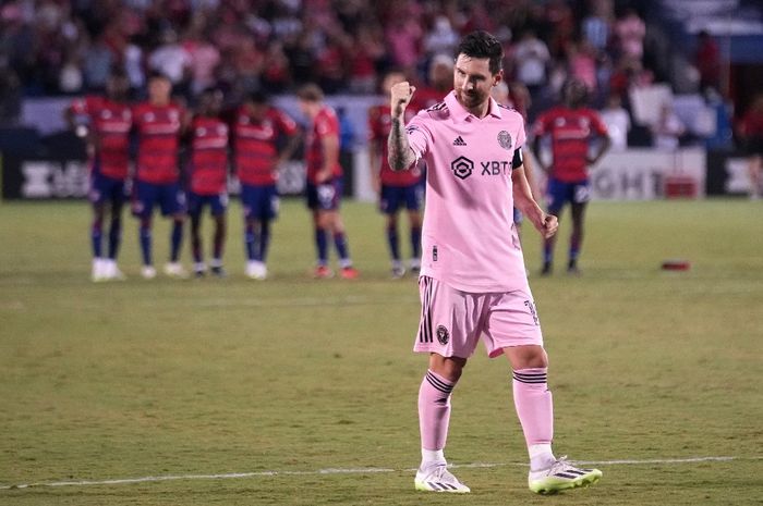 Lionel Messi kembali mencetak gol lewat eksekusi perekik untuk Inter Miami saat melawan FC Dallas di Toyota Stadium, Texas (6/8/2023). Melawan Philadephia Union di semifinal Leagues Cup, Messi mengincar korban nomor 104.