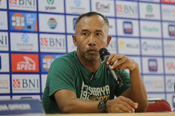 Pelatih sementara Persebaya Surabaya, Uston Nawawi, saat memberikan keterangan kepada awak media di Stadion Patriot Candrabhaga, Bekasi, Senin (7/8/2023).