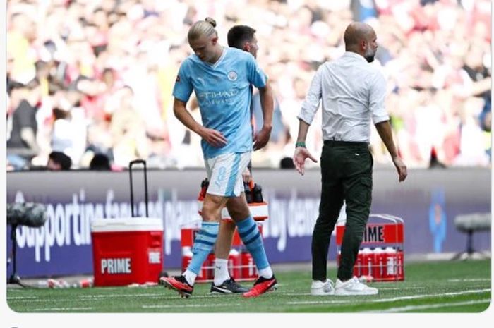 Striker Manchester City, Erling Haaland, ditarik keluar setelah tidak mencetak gol dalam laga Community Shield melawan Arsenal, Minggu (6/8/2023) di Wembley. 