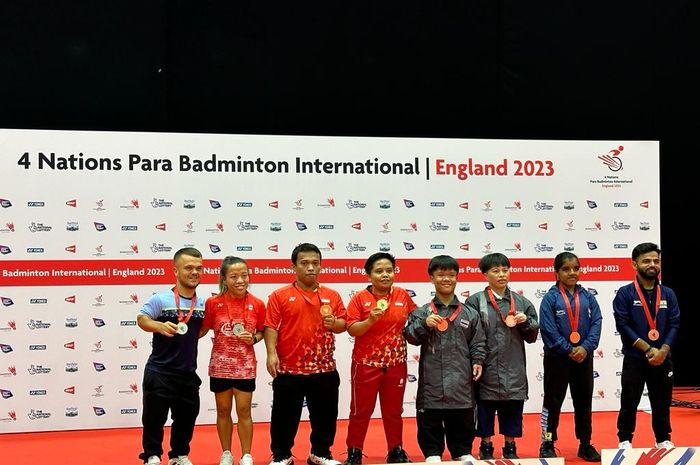 Pasangan ganda campuran SH6, Subhan/Rina Marlina (ketiga dan keempat dari kiri) berpose dengan medali emas pada 4 Nations Para Badminton International 2023 yang berlangsung di Sheffield, Inggris, Minggu (6/8/2023).
