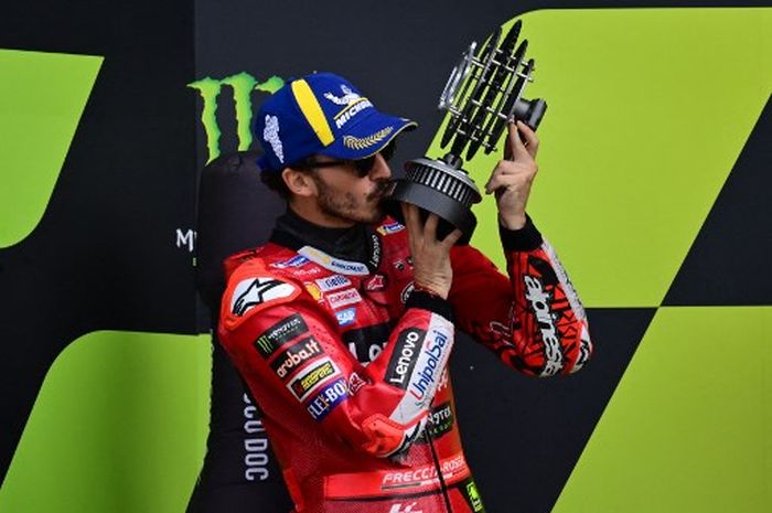 Pembalap Ducati Lenovo, Francesco Bagnaia, di podium kedua balapan MotoGP Inggris 2023 di Sirkut Silverstone, Minggu (6/8/2023).