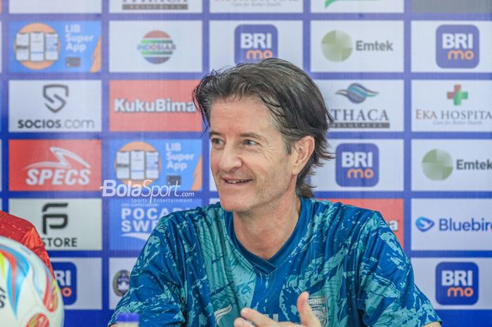 Pelatih Borneo FC, Pieter Huistra, sempat tersenyum saat hadir dalam sesi jumpa pers di Stadion Patriot Candrabhaga, Bekasi, Jawa Barat, Selasa (8/8/2023).