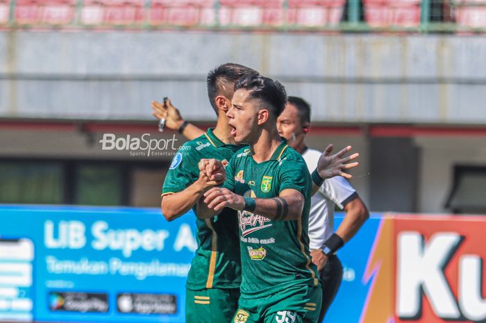 Bruno Moreira (kanan) sedang melakukan selebrasi seusai mencetak gol dalam laga pekan ketujuh Liga 1 2023 antara Bhayangkara FC versus Persebaya di Stadion Patriot Candrabhaga, Bekasi, Jawa Barat, Selasa (8/8/2023).