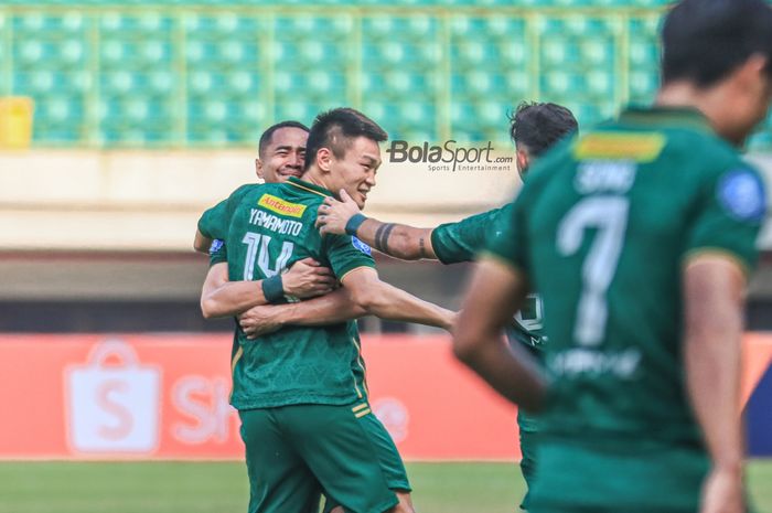 Reva Adi Utama (kiri) terlihat menang saat sedang memeluk Sho Yamamoto (kanan) yang mampu mencetak gol dalam laga pekan ketujuh Liga 1 2023 antara Bhayangkara FC versus Persebaya di Stadion Patriot Candrabhaga, Bekasi, Jawa Barat, Selasa (8/8/2023).