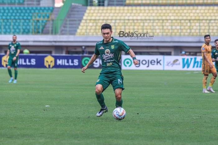 Sho Yamamoto sedang menguasai bola dalam laga pekan ketujuh Liga 1 2023 antara Bhayangkara FC versus Persebaya di Stadion Patriot Candrabhaga, Bekasi, Jawa Barat, Selasa (8/8/2023).