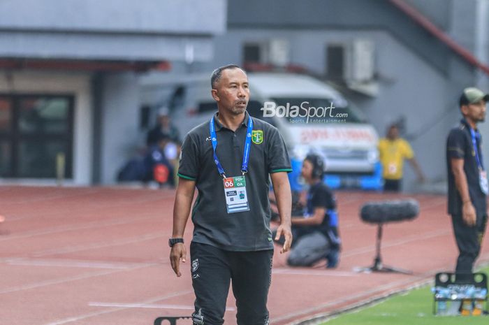 Pelatih sementara Persebaya Surabaya, Uston Nawawi, sedang memantau para pemainnya saat berlaga di Stadion Patriot Candrabhaga, Bekasi, Jawa Barat, Selasa (8/8/2023).