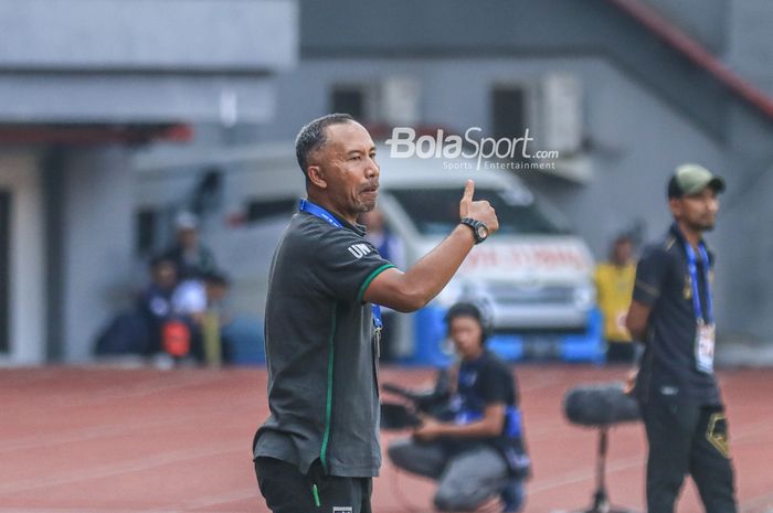 Pelatih sementara Persebaya Surabaya, Uston Nawawi, sempat memberikan ancungan jempol saat sedang memantau para pemainnya berlaga di Stadion Patriot Candrabhaga, Bekasi, Jawa Barat, Selasa (8/8/2023).