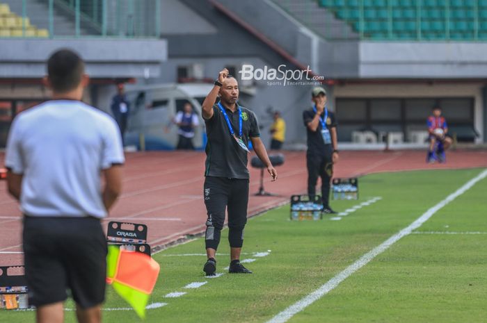 Pelatih sementara Persebaya Surabaya, Uston Nawawi, sedang memberikan intruksi kepada para pemainnya saat berlaga di Stadion Patriot Candrabhaga, Bekasi, Jawa Barat, Selasa (8/8/2023).