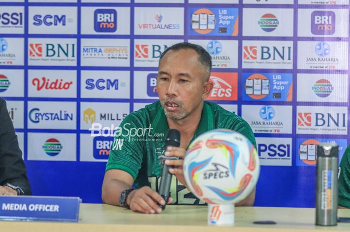 Pelatih sementara Persebaya Surabaya, Uston Nawawi, sedang memberikan keterangan kepada awak media di Stadion Patriot Candrabhaga, Bekasi, Jawa Barat, Selasa (8/8/2023).