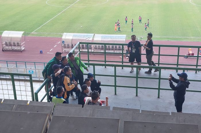 Sekelompok fans Persebaya Surabaya atau yang akrab disapa Bonek terlihat hadir di Stadion Patriot Candrabahaga, Bekasi, Selasa (8/8/2023).