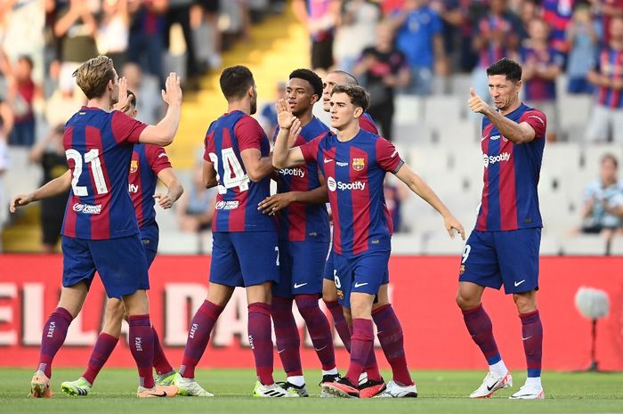 Para pemain Barcelona merayakan gol yang diciptakan Robert Lewandowski ke gawang Tottenham Hotspur, Kamis (9/8/2023).