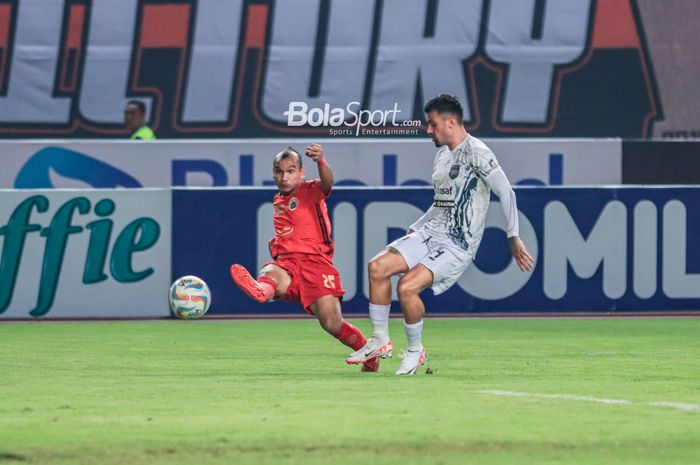 Riko Simanjuntak (kiri) sedang menendang bola ke gawang lawan dan dibayangi Stefano Lilipaly (kanan) dalam laga pekan ketujuh Liga 1 2023 antara Persija versus Borneo FC di Stadion Patriot Candrabhaga, Bekasi, Jawa Barat, Rabu (9/8/2023) malam.