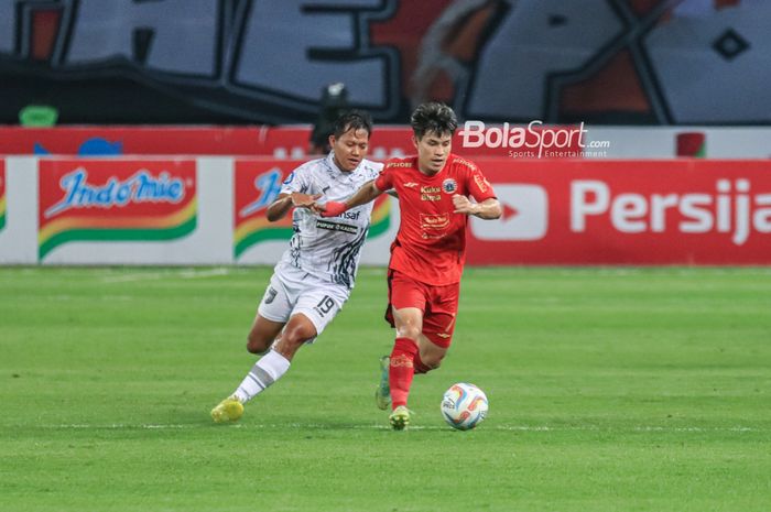 Ryo Matsumura (kanan) sedang menguasai bola dan dibayangi Adam Alis (kiri) dalam laga pekan ketujuh Liga 1 2023 antara Persija versus Borneo FC di Stadion Patriot Candrabhaga, Bekasi, Jawa Barat, Rabu (9/8/2023) malam.