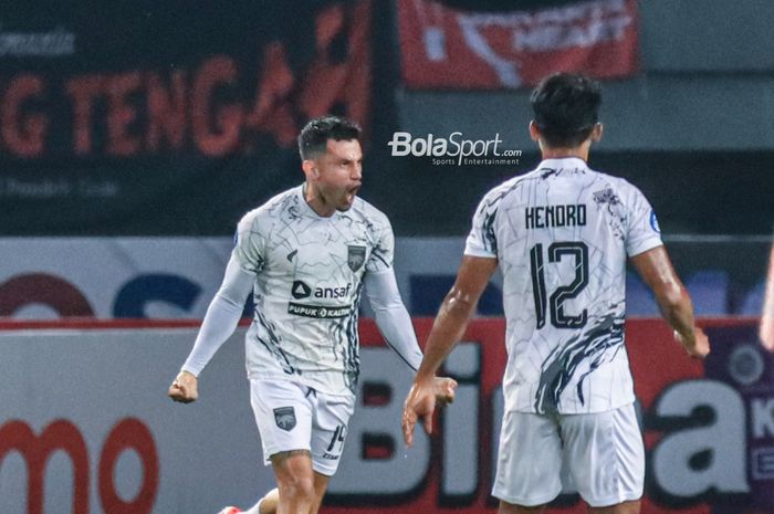 Stefano Lilipaly (kiri) sedang melakukan selebrasi seusai mencetak gol dalam laga pekan ketujuh Liga 1 2023 antara Persija versus Borneo FC di Stadion Patriot Candrabhaga, Bekasi, Jawa Barat, Rabu (9/8/2023) malam.