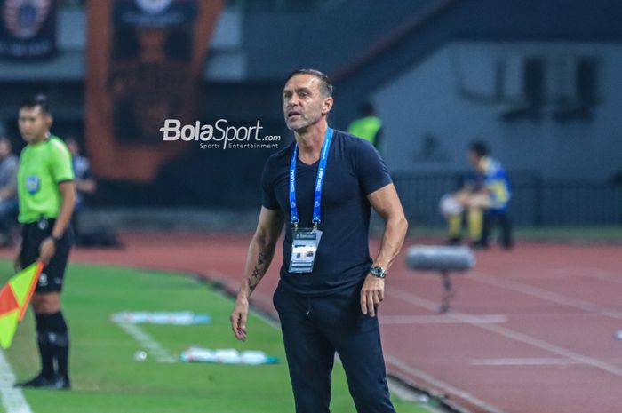 Pelatih Persija, Thomas Doll, sedang memantau para pemainnya saat berlaga di Stadion Patriot Candrabhaga, Bekasi, Jawa Barat, Rabu (9/8/2023) malam.