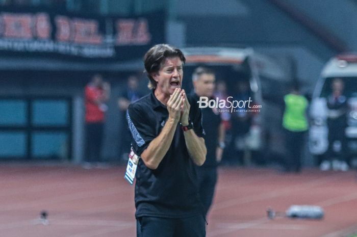 Pelatih Borneo FC, Pieter Huistra, tak senang timnya ditahan imbang Persib Bandung dan menyebut tak beruntung.