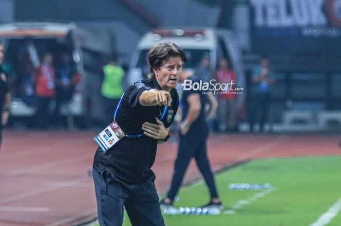 Pelatih Borneo FC, Pieter Huistra, sedang memberikan intruksi kepada para pemainnya saat berlaga di Stadion Patriot Candrabhaga, Bekasi, Jawa Barat, Rabu (9/8/2023) malam.