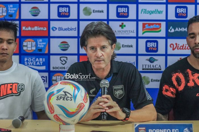 Pelatih Borneo FC, Pieter Huistra, sedang memberikan keterangan kepada awak media di Stadion Patriot Candrabhaga, Bekasi, Jawa Barat, Rabu (9/8/2023) malam.