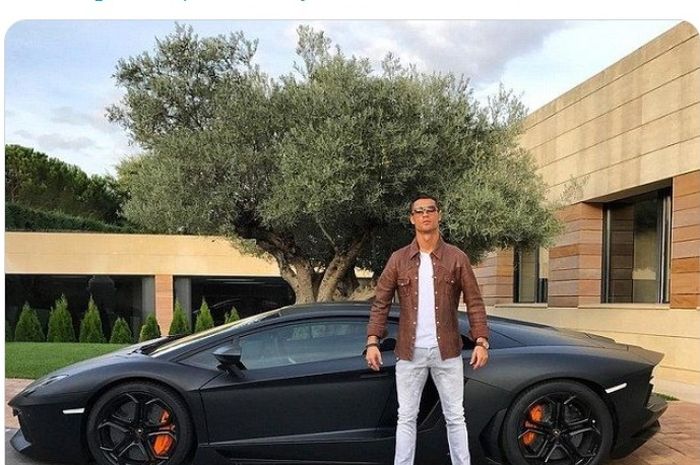 Cristiano Ronaldo bersama salah satu mobil mewahnya.
