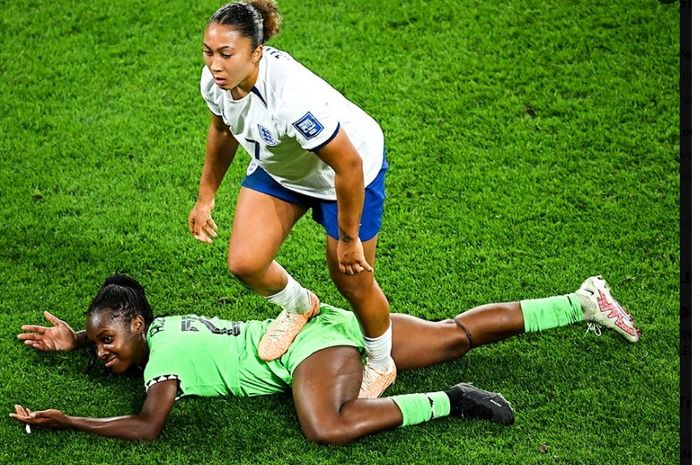 Lauren James, adik bek Chelsea, Reece James, menginjak pemain Nigeria saat timnas Inggris menjalani babak 16 besar Piala Dunia Wanita 2023. Inggris lolos ke perempat final lewat adu penalti.