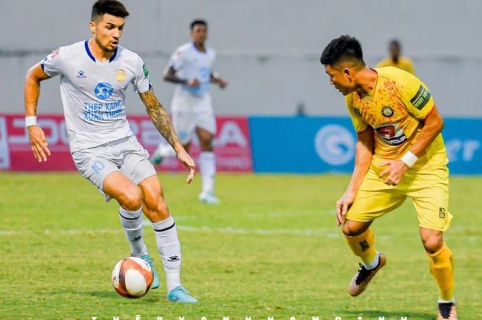 Pemain asing Liga Vietnam asal Brasil jebolan La Masia,  Hendrio (kiri), berulang kali menyatakan keinginannya untuk memperkuat Golden Star Warriors.