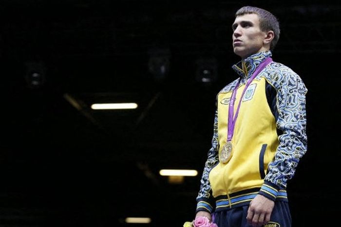 Petinju asal Ukraina, Vasyl Lomachenko, saat meraih medali emas di kelas ringan Olimpiade 2012 pada 12 Agustus 2012.