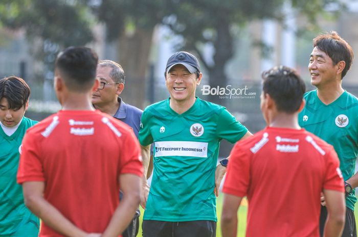Pelatih timnas U-23 Indonesia, Shin Tae-yong,  s sempat tersenyum saat sedang memantau para pemainnya berlatih di Lapangan A, Senayan, Jakarta, Kamis (10/8/2023).