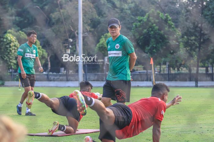 Shin Tae-yong memantau para pemainnya berlatih di Lapangan A, Senayan, Jakarta, Kamis (10/8/2023).