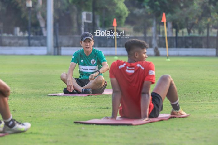 Pelatih timnas U-23 Indonesia, Shin Tae-yong, sedang memantau para pemainnya berlatih di Lapangan A, Senayan, Jakarta, Kamis (10/8/2023).