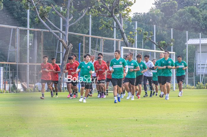 Suasana latihan timnas U-23 Indonesia di Lapangan A, Senayan, Jakarta, Kamis (10/8/2023).