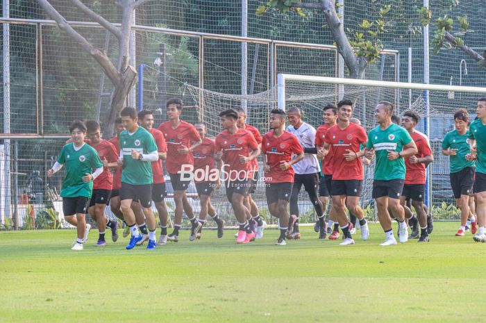 Suasana latihan timnas U-23 Indonesia di Lapangan A, Senayan, Jakarta, Kamis (10/8/2023).