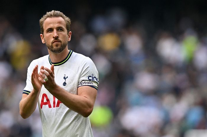 Harry Kane memberi aplaus kepada penonton dalam laga Tottenham Hotspur vs Brentford di London (20/5/2023). Deal Kane ke Bayern Muenchen seharga 1,6 triliun dianggap kemunduran bagi sepak bola Jerman.