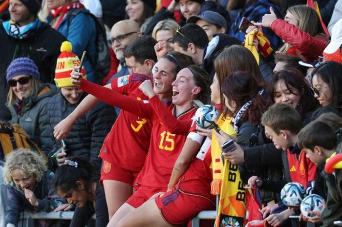 Para pemain Timnas Wanita Spanyol merayakan kemenangan 2-1 atas Belanda di babak perempat final Piala Dunia Wanita 2023, Jumat (11/8/2023) di Wellington.