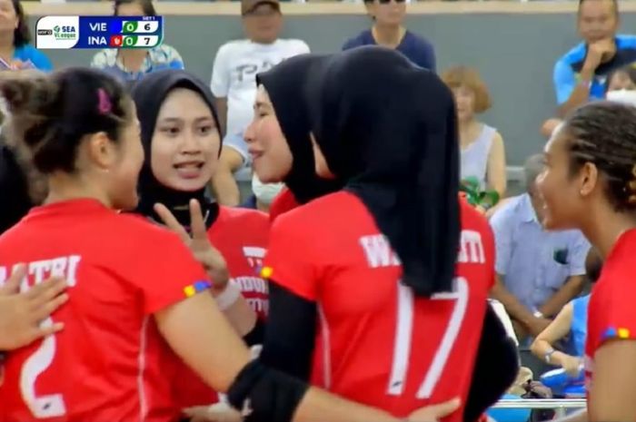 Tim voli putri Indonesia saat menghadapi Vietnam pada laga perdana SEA V League 2023 putaran kedua di Chiang Mai Gymnasium, Thailand, Jumat (11/8/2023).