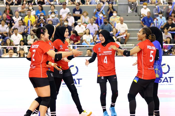 Tim voli putri Indonesia berselebrasi saat berhasil mencetak poin pada laga perdana SEA V League 2023 putaran dua di Chiang Mai Gymnasium Hall, Thailand, Jumat (11/8/2023).