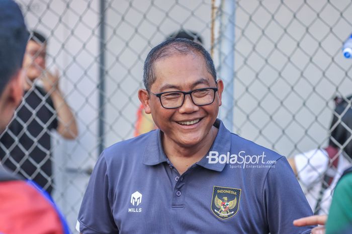 Ketua BTN (Badan Tim Nasional) sekaligus  Anggota Komite Eksekutif PSSI, Sumardji, sempat tersenyum saat memantau latihan timnas U-23 Indonesia di Lapangan A, Senayan, Jakarta, Kamis (10/8/2023).