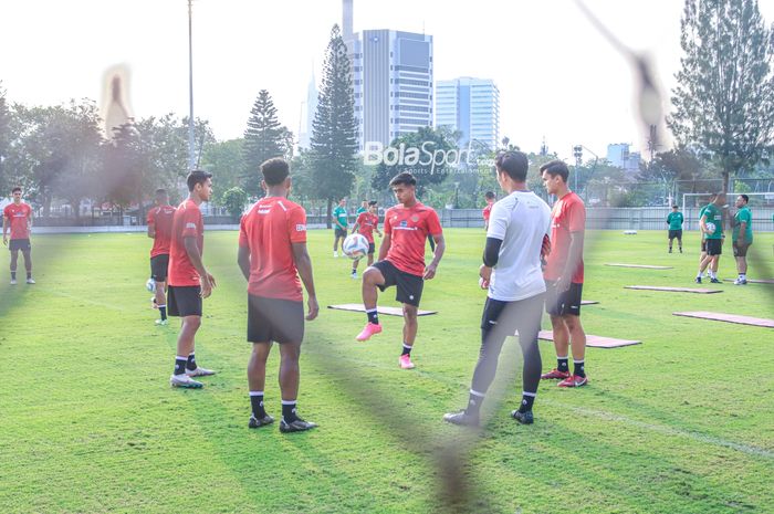 Irfan Jauhari dan sejumlah pemain timnas U-23 Indonesia sedang berlatih di Lapangan A, Senayan, Jakarta, Kamis (10/8/2023).