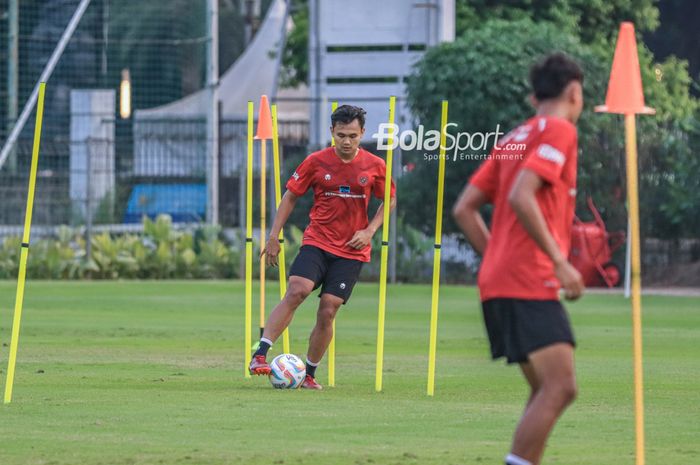 Komang Teguh Trisnanda sedang menguasai bola dalam sesi latihan timnas U-23 Indonesia di Lapangan A, Senayan, Jakarta, Kamis (10/8/2023).