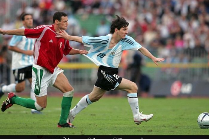 Momen sesaat sebelum Lionel Messi menerima kartu merah dalam laga debutnya bagi timnas Argentina pada 17 Agustus 2005.