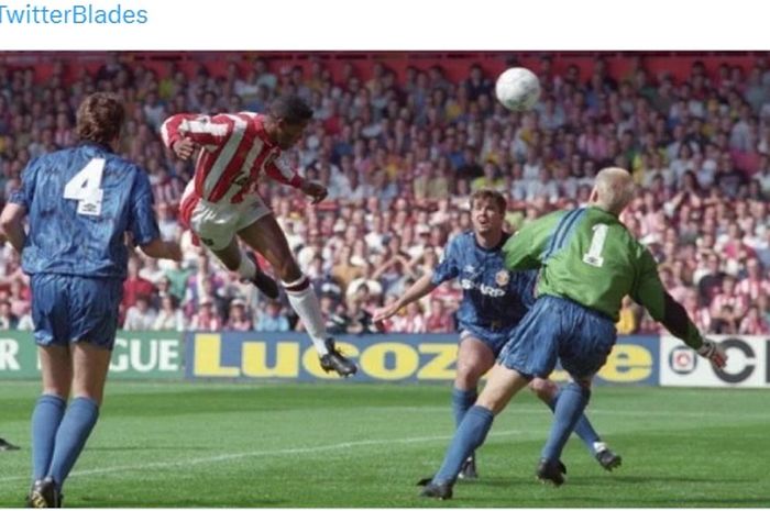 Brian Deane mencetak gol pertama Premier League yang membuat Manchester United kalah 1-2 dari Sheffield United, 15 Agustus 1992.