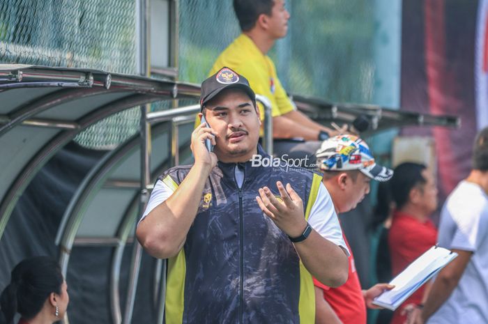 Menteri Pemuda dan Olahraga Republik Indonesia, Dito Ariotedjo, sempat terlihat menelpon di Lapangan Tenis Kemenpora, Senayan, Jakarta, Sabtu (12/8/2023).