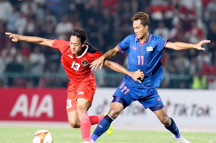 Duel pemain timnas U-23 Indonesia dan Thailand di final SEA Games 2023.