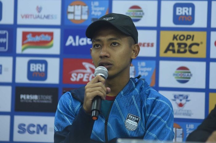 Gelandang Persib Bandung, Beckham Putra, saat memberikan keterangan kepada media setelah duel lawan Barito Putera, Minggu (13/8/2023).
