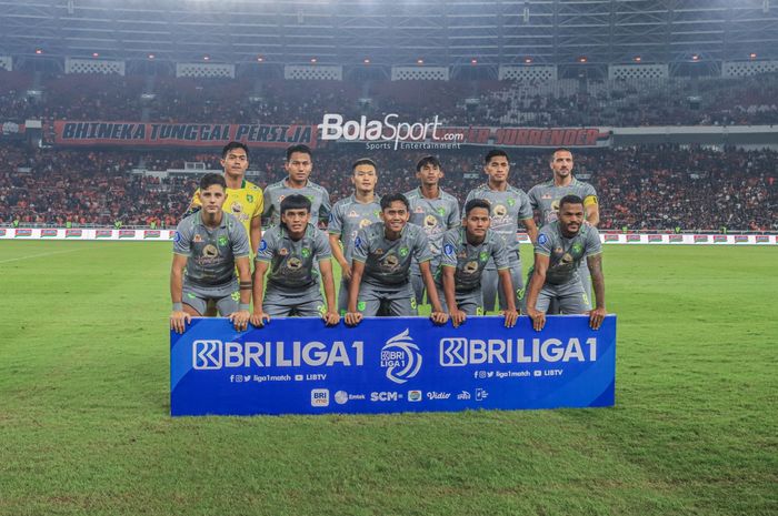Skuad Persebaya Surabaya (skuat Persebaya Surabaya) sedang berfoto bersama di Stadion Utama Gelora Bung Karno, Senayan, Jakarta, 30 Juli 2023.