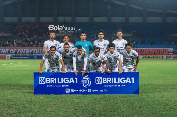 Skuat Borneo FC (skuad Borneo FC) sedang berfoto bersama di Stadion Patriot Candrabhaga, Bekasi, Jawa Barat, 9 Agustus 2023.