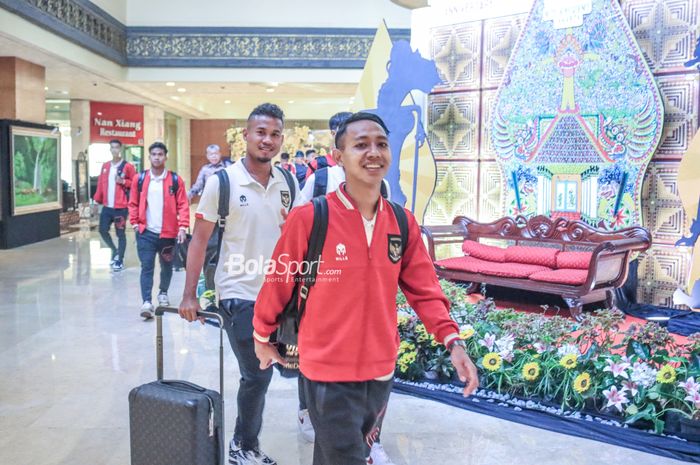 Bagas Kaffa (kiri) dan Beckham Putra Nugraha (kanan)  dalam rombongan timnas U-23 Indonesia di Hotel Sultan, Senayan, Jakarta, 14 Agustus 2023.